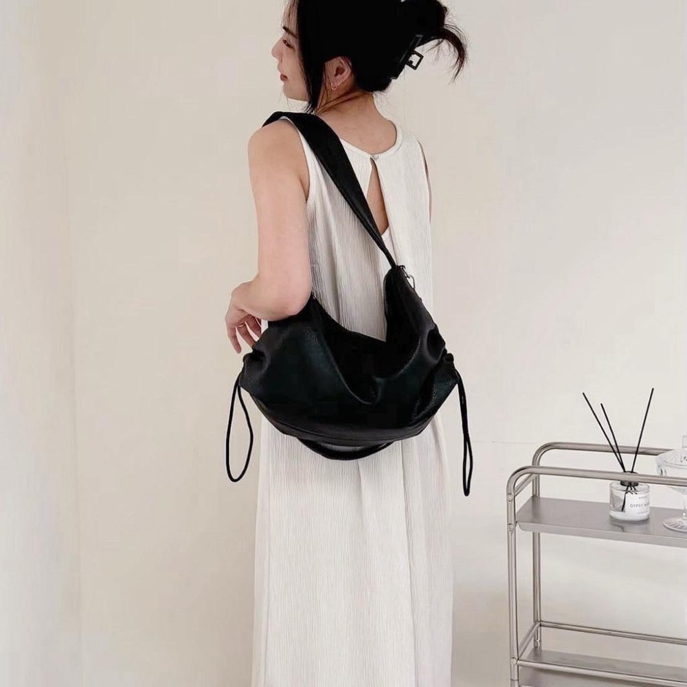 𝐖𝐚𝐘♡·現+預｜大推❤️‍🔥自訂款韓系大容量抓皺拉繩肩背包 單肩包 液下包 斜跨包 束口包 韓系包包✨-細節圖4