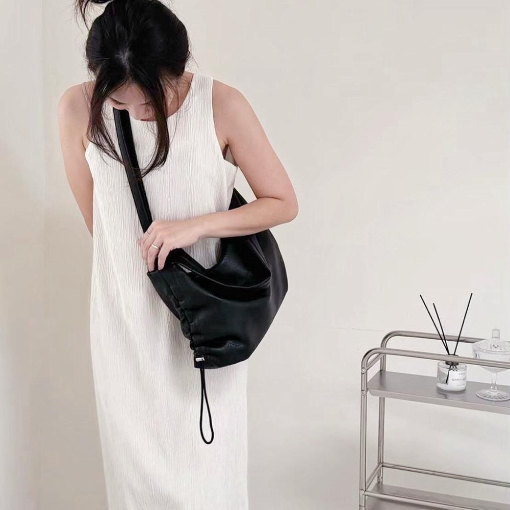 𝐖𝐚𝐘♡·現+預｜大推❤️‍🔥自訂款韓系大容量抓皺拉繩肩背包 單肩包 液下包 斜跨包 束口包 韓系包包✨-細節圖5