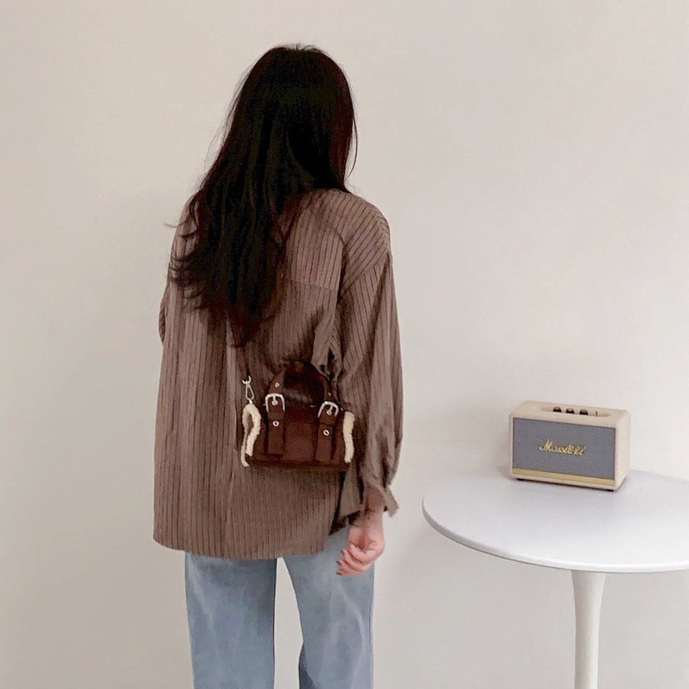 𝐖𝐚𝐘♡·現+預｜𝑈𝐶𝐺風羊羔毛滾邊麂皮圓筒包 手提包 單肩包 肩背包 斜跨包 小廢包 通勤包 波士頓包✨-細節圖2