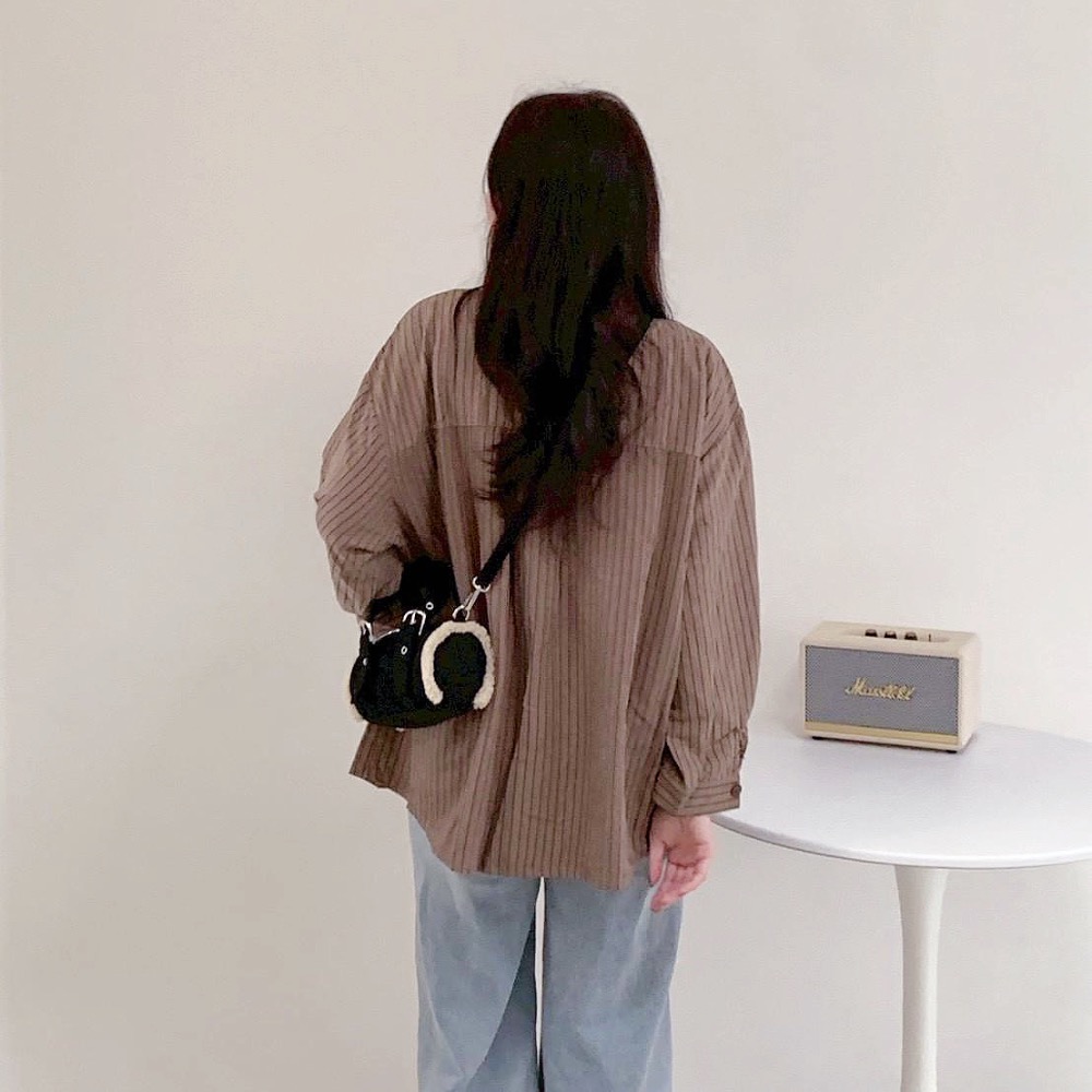 𝐖𝐚𝐘♡·現+預｜𝑈𝐶𝐺風羊羔毛滾邊麂皮圓筒包 手提包 單肩包 肩背包 斜跨包 小廢包 通勤包 波士頓包✨-細節圖3