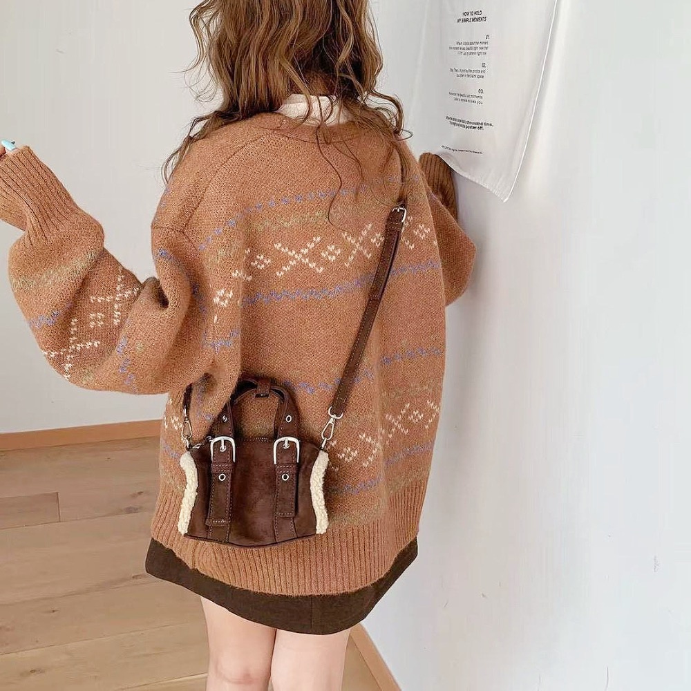 𝐖𝐚𝐘♡·現+預｜𝑈𝐶𝐺風羊羔毛滾邊麂皮圓筒包 手提包 單肩包 肩背包 斜跨包 小廢包 通勤包 波士頓包✨-細節圖4