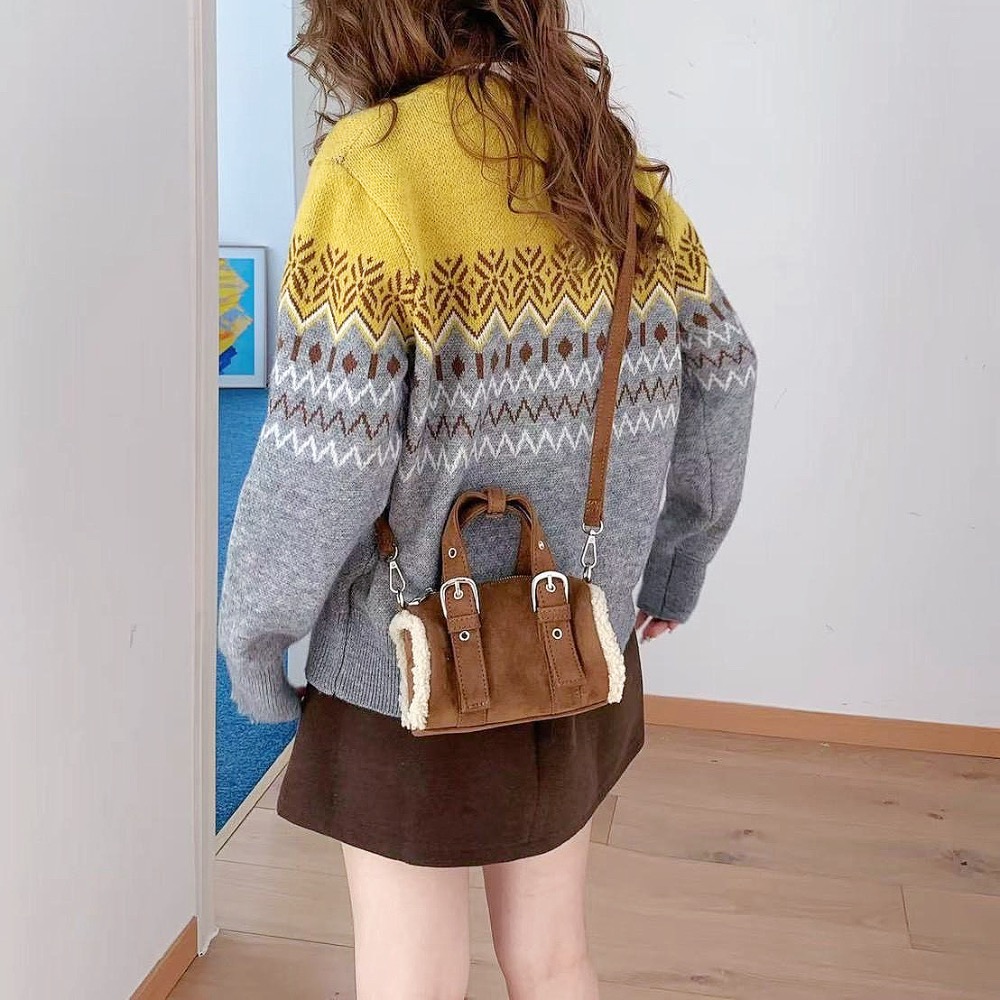 𝐖𝐚𝐘♡·現+預｜𝑈𝐶𝐺風羊羔毛滾邊麂皮圓筒包 手提包 單肩包 肩背包 斜跨包 小廢包 通勤包 波士頓包✨-細節圖5