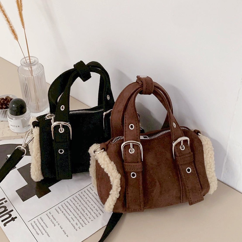 𝐖𝐚𝐘♡·現+預｜𝑈𝐶𝐺風羊羔毛滾邊麂皮圓筒包 手提包 單肩包 肩背包 斜跨包 小廢包 通勤包 波士頓包✨-細節圖6