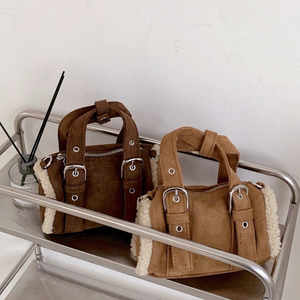 𝐖𝐚𝐘♡·現+預｜𝑈𝐶𝐺風羊羔毛滾邊麂皮圓筒包 手提包 單肩包 肩背包 斜跨包 小廢包 通勤包 波士頓包✨-細節圖7