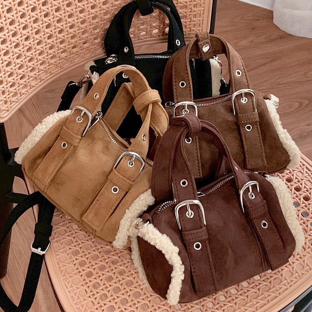 𝐖𝐚𝐘♡·現+預｜𝑈𝐶𝐺風羊羔毛滾邊麂皮圓筒包 手提包 單肩包 肩背包 斜跨包 小廢包 通勤包 波士頓包✨-細節圖8