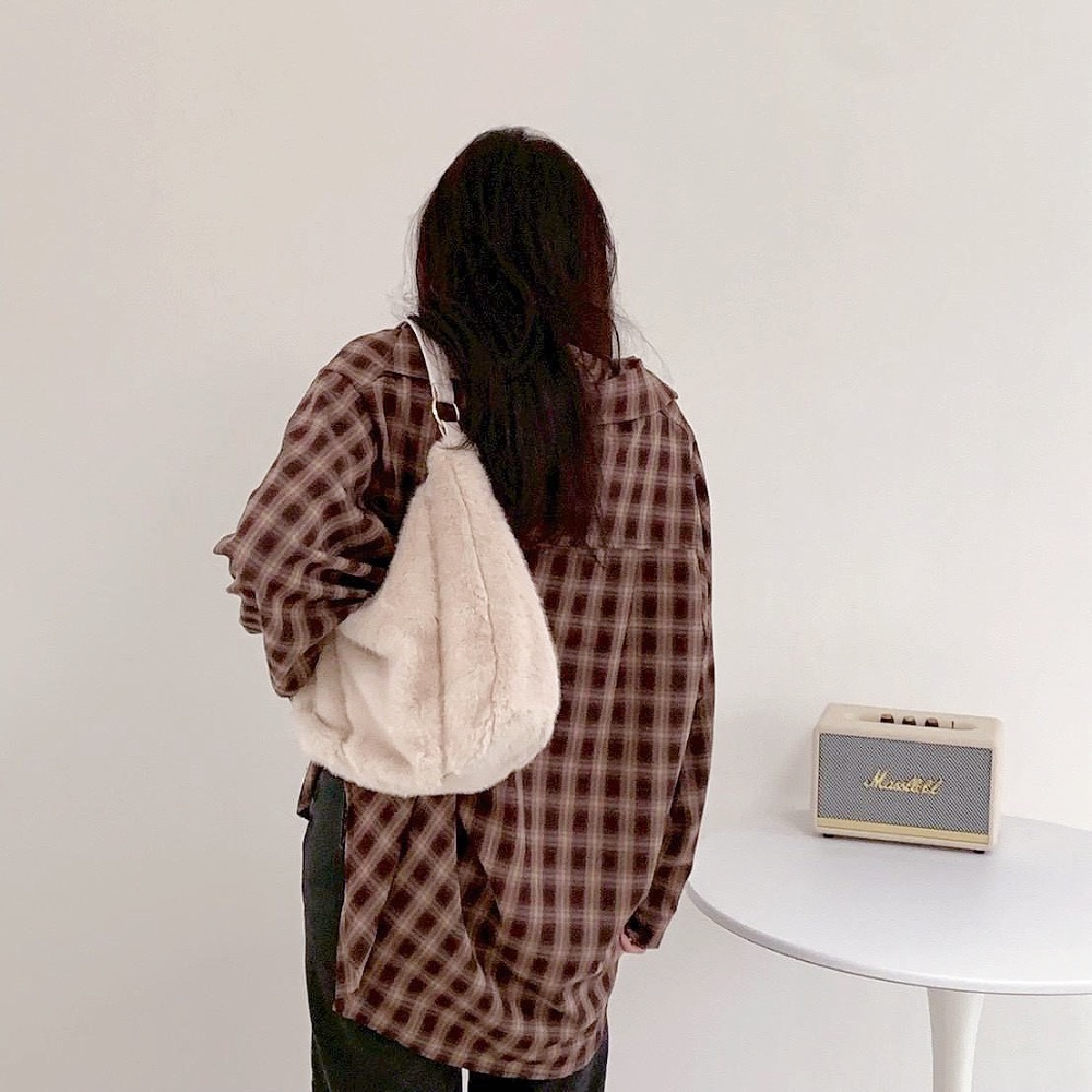 𝐖𝐚𝐘♡·現+預｜韓系軟萌絨毛半月肩背包🐰 手提包 單肩包 肩背包 液下包 半月包 毛毛包 通勤包 韓系包包✨-細節圖5