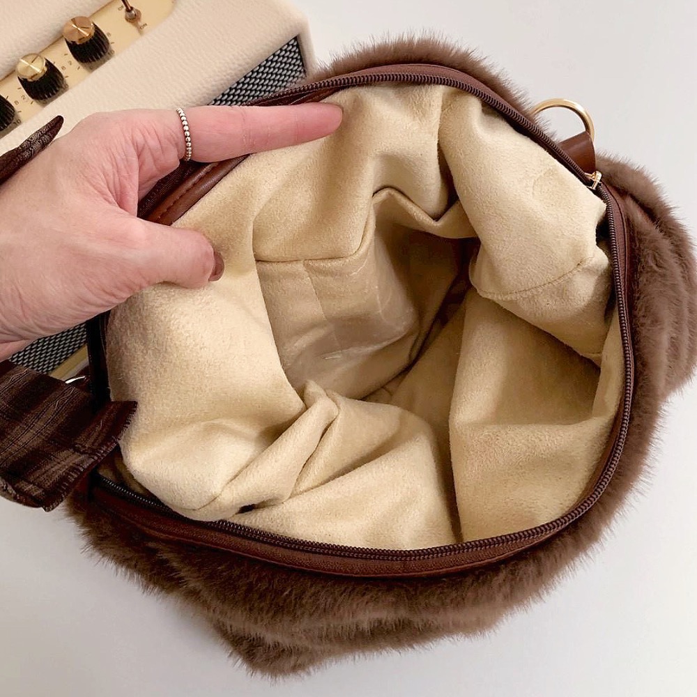 𝐖𝐚𝐘♡·現+預｜韓系軟萌絨毛半月肩背包🐰 手提包 單肩包 肩背包 液下包 半月包 毛毛包 通勤包 韓系包包✨-細節圖9