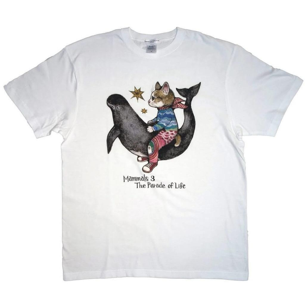 ヒグチユウコ｜𝗛𝗶𝗴𝘂𝗰𝗵𝗶 𝗬𝘂𝗸𝗼 大哺乳類展𝟯 樋口裕子大哺乳類展𝗧-𝗦𝗵𝗶𝗿𝘁 騎在鯨魚身上的𝗕𝗢𝗥𝗜𝗦 白色-細節圖2