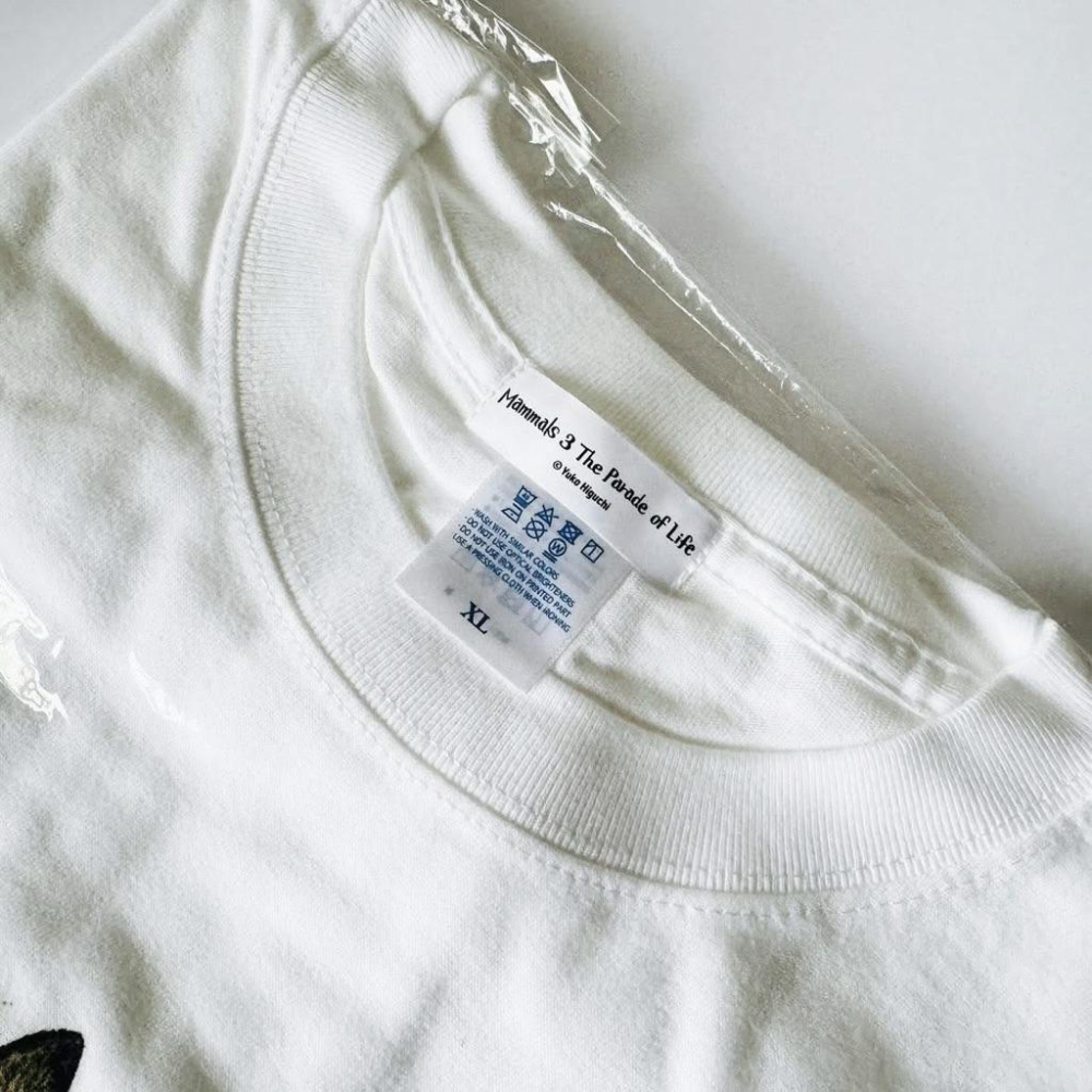 ヒグチユウコ｜𝗛𝗶𝗴𝘂𝗰𝗵𝗶 𝗬𝘂𝗸𝗼 大哺乳類展𝟯 樋口裕子大哺乳類展𝗧-𝗦𝗵𝗶𝗿𝘁 騎在鯨魚身上的𝗕𝗢𝗥𝗜𝗦 白色-細節圖4