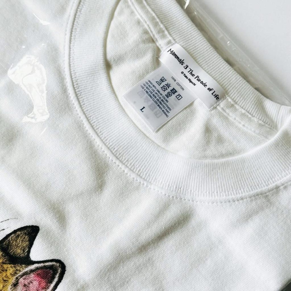 ヒグチユウコ｜𝗛𝗶𝗴𝘂𝗰𝗵𝗶 𝗬𝘂𝗸𝗼 大哺乳類展𝟯 樋口裕子大哺乳類展𝗧-𝗦𝗵𝗶𝗿𝘁 騎在鯨魚身上的𝗕𝗢𝗥𝗜𝗦 白色-細節圖6