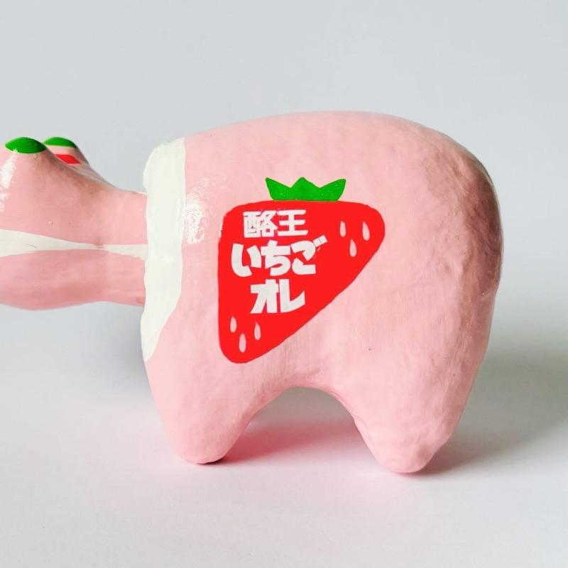 白河だるま総本舗 𝘅 酪王協同乳業株式会社 酪王いちごオレべこ 白河達磨總本鋪 酪王草莓歐蕾部子 赤部子 𝗔𝗞𝗔𝗕𝗘𝗞𝗢-細節圖3