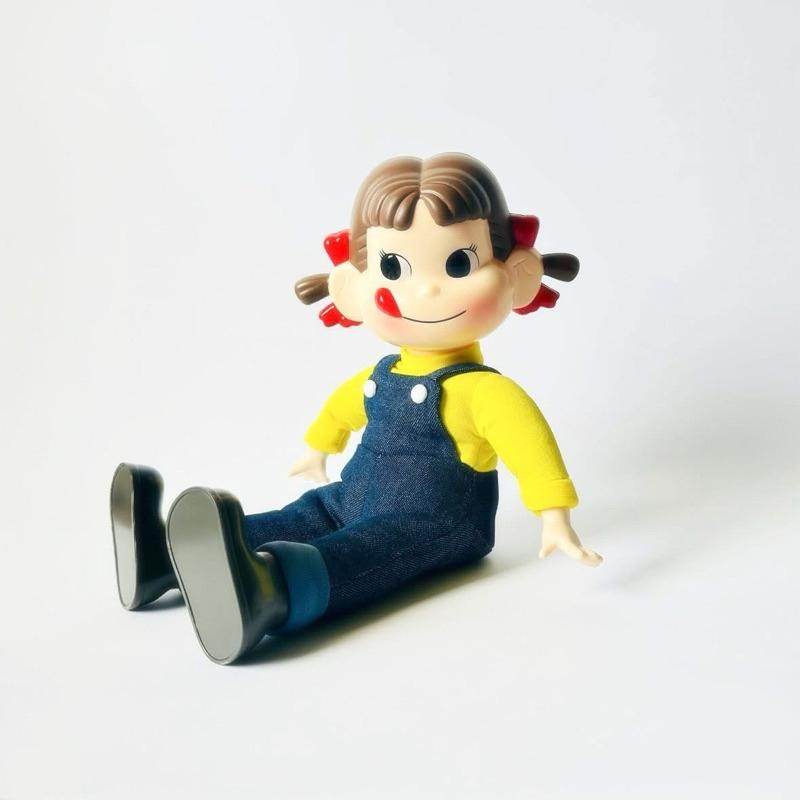 不二家｜ 𝗙𝗨𝗝𝗜𝗬𝗔 おすわりペコちゃん デニム衣装ペコ 𝗣𝗲𝗸𝗼-𝗰𝗵𝗮𝗻 坐姿娃娃 -牛仔吊帶褲- 企業物-細節圖2
