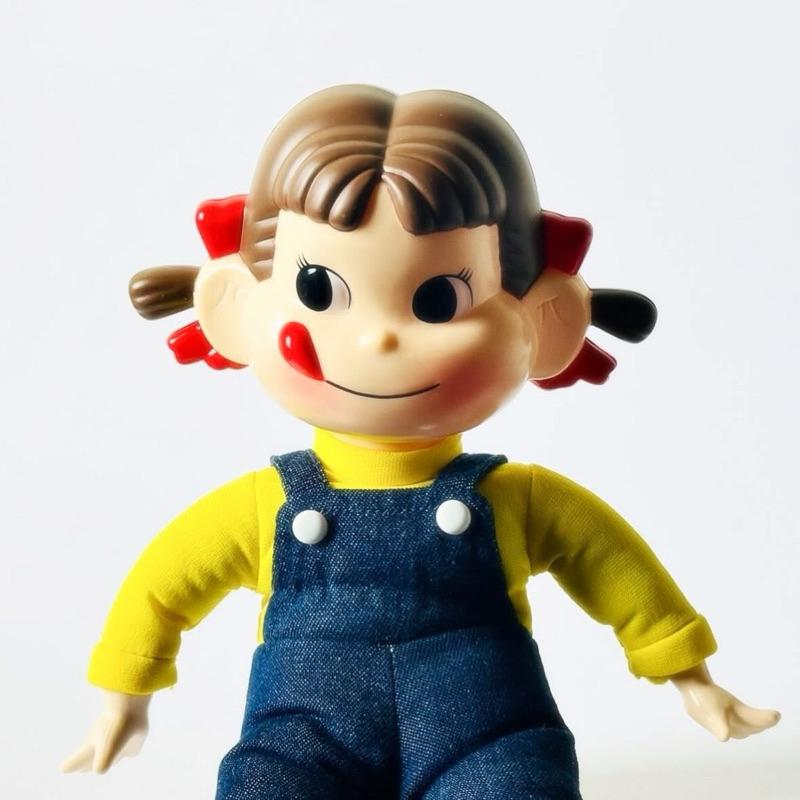 不二家｜ 𝗙𝗨𝗝𝗜𝗬𝗔 おすわりペコちゃん デニム衣装ペコ 𝗣𝗲𝗸𝗼-𝗰𝗵𝗮𝗻 坐姿娃娃 -牛仔吊帶褲- 企業物-細節圖4