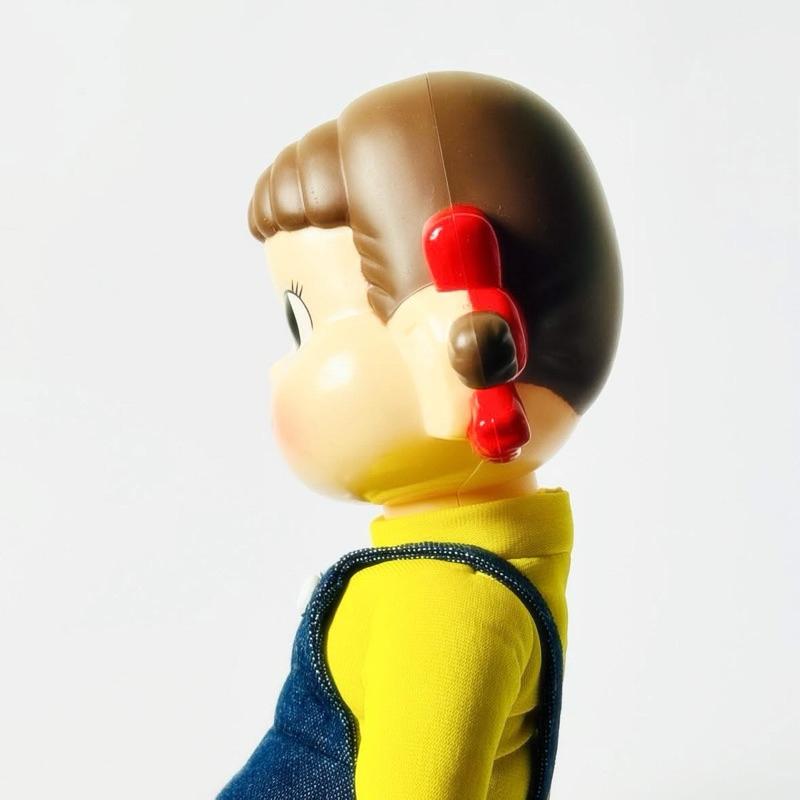 不二家｜ 𝗙𝗨𝗝𝗜𝗬𝗔 おすわりペコちゃん デニム衣装ペコ 𝗣𝗲𝗸𝗼-𝗰𝗵𝗮𝗻 坐姿娃娃 -牛仔吊帶褲- 企業物-細節圖5