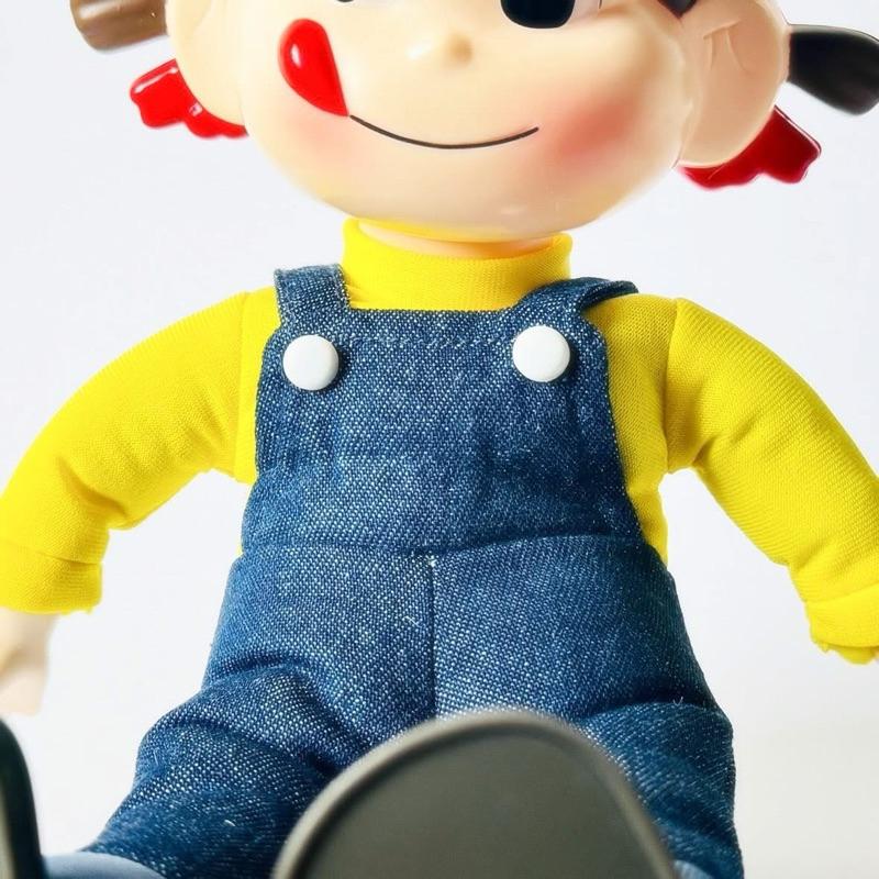 不二家｜ 𝗙𝗨𝗝𝗜𝗬𝗔 おすわりペコちゃん デニム衣装ペコ 𝗣𝗲𝗸𝗼-𝗰𝗵𝗮𝗻 坐姿娃娃 -牛仔吊帶褲- 企業物-細節圖6