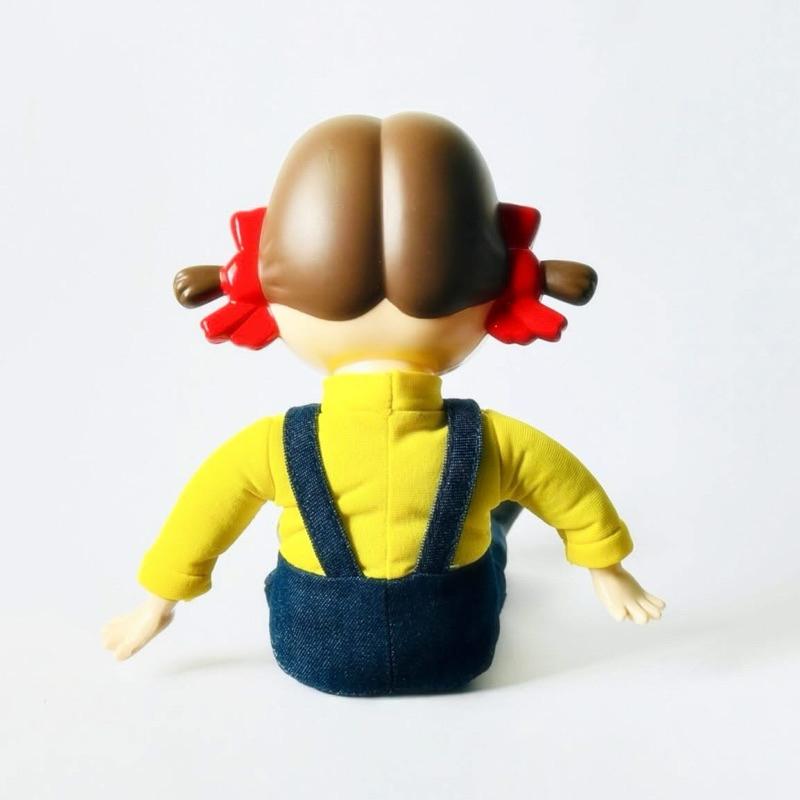 不二家｜ 𝗙𝗨𝗝𝗜𝗬𝗔 おすわりペコちゃん デニム衣装ペコ 𝗣𝗲𝗸𝗼-𝗰𝗵𝗮𝗻 坐姿娃娃 -牛仔吊帶褲- 企業物-細節圖8