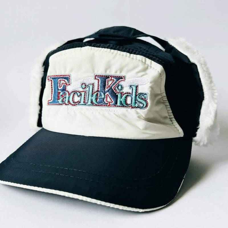 東京 浅草橋 東宝帽子株式会社 トラッパー 𝗙𝗮𝗰𝗶𝗹𝗲 𝗞𝗶𝗱𝘀 字樣 飛行帽 · 防風帽 深藍/白 童帽 𝟱𝟯𝗰𝗺-細節圖2