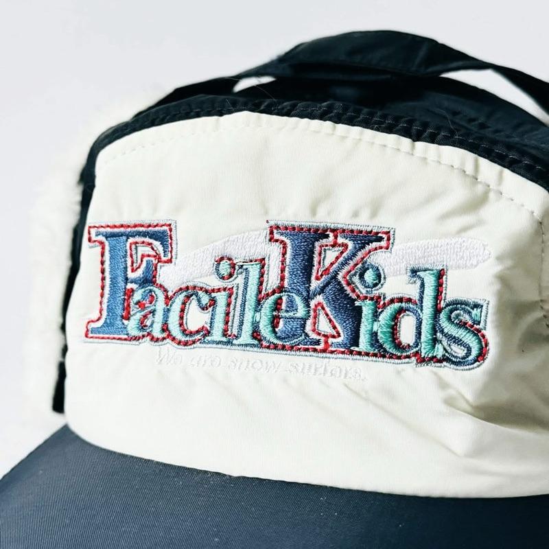 東京 浅草橋 東宝帽子株式会社 トラッパー 𝗙𝗮𝗰𝗶𝗹𝗲 𝗞𝗶𝗱𝘀 字樣 飛行帽 · 防風帽 深藍/白 童帽 𝟱𝟯𝗰𝗺-細節圖3