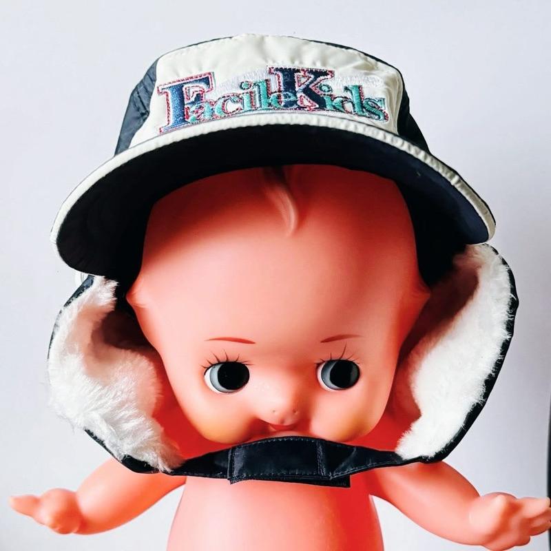 東京 浅草橋 東宝帽子株式会社 トラッパー 𝗙𝗮𝗰𝗶𝗹𝗲 𝗞𝗶𝗱𝘀 字樣 飛行帽 · 防風帽 深藍/白 童帽 𝟱𝟯𝗰𝗺-細節圖9