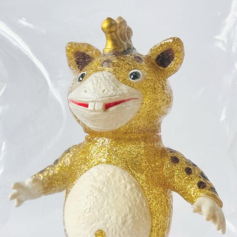 𝗠𝗔𝗫 𝗧𝗢𝗬 ミニソフビ怪獣倉庫シリーズ 快獣ブースカ 𝗢𝗻𝗲 𝘂𝗽限定 快獸 布斯卡 金色亮粉透明 圓谷 怪獸 軟膠-細節圖3