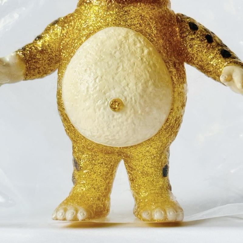 𝗠𝗔𝗫 𝗧𝗢𝗬 ミニソフビ怪獣倉庫シリーズ 快獣ブースカ 𝗢𝗻𝗲 𝘂𝗽限定 快獸 布斯卡 金色亮粉透明 圓谷 怪獸 軟膠-細節圖4