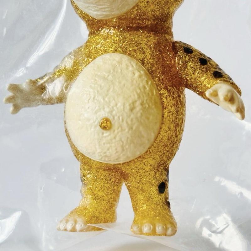 𝗠𝗔𝗫 𝗧𝗢𝗬 ミニソフビ怪獣倉庫シリーズ 快獣ブースカ 𝗢𝗻𝗲 𝘂𝗽限定 快獸 布斯卡 金色亮粉透明 圓谷 怪獸 軟膠-細節圖5