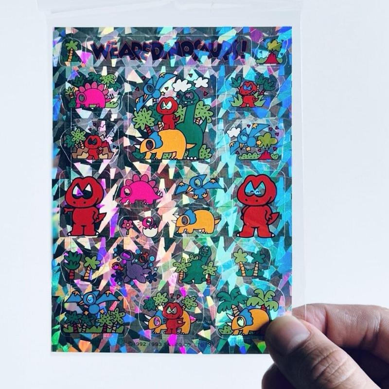 𝗦𝗮𝗻𝗿𝗶𝗼 𝗪𝗘 𝗔𝗥𝗘 𝗗𝗜𝗡𝗢𝗦𝗔𝗨𝗥𝗦! 日本 三麗鷗 我們是恐龍！閃貼 𝟭𝟵𝟵𝟯年 懷舊 復古 𝟵𝟬年代-細節圖3