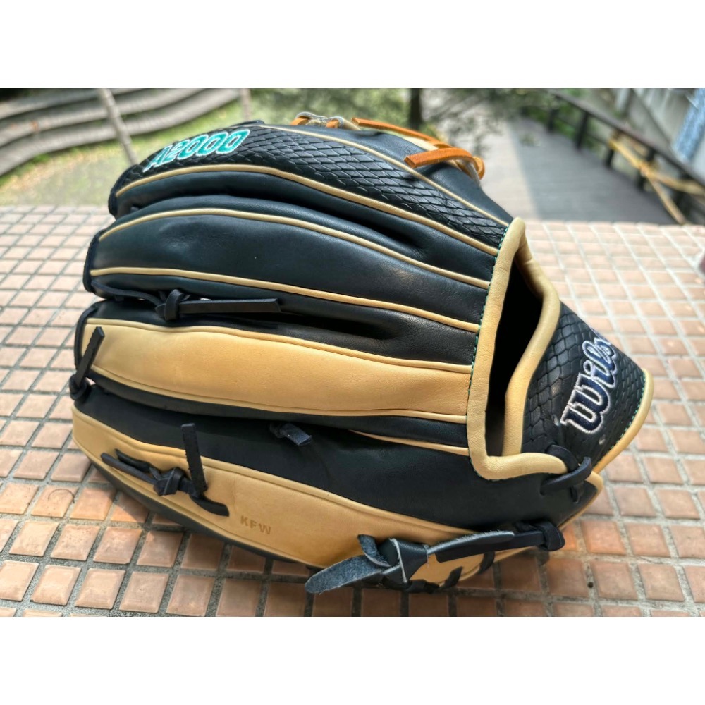 【大腳福利社】WILSON A2000 JR44 GM (1810 model，球員實戰式樣) 雙十字球檔外野手套-細節圖2