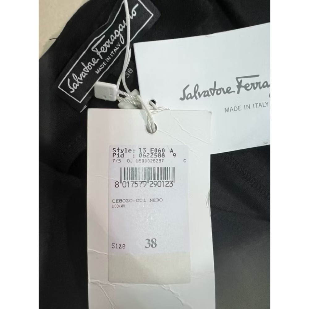 全新含吊牌 Salvatore Ferragamo 羊毛100%黑色扭結洋裝（附皮帶）-細節圖5