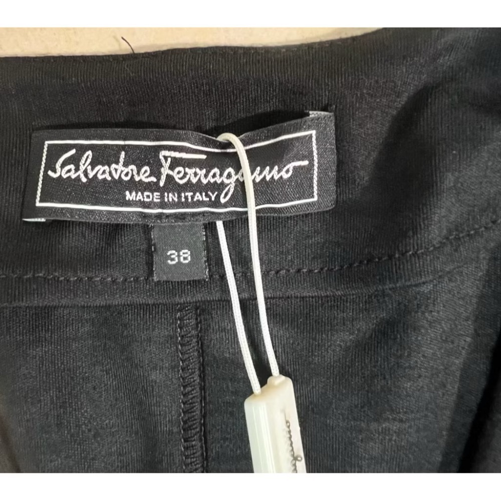 全新含吊牌 Salvatore Ferragamo 羊毛100%黑色扭結洋裝（附皮帶）-細節圖6