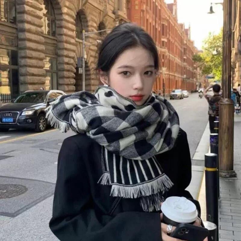 MiaoMiao Korea 百搭款 黑白幾何圖案圍巾 秋冬 東大門 正韓代購-細節圖3