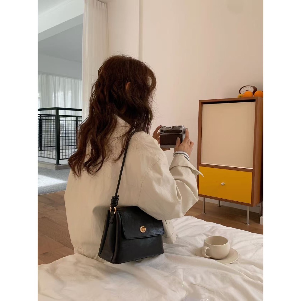 MiaoMiao Korea 絕美復古風💝 復古金釦油蠟皮方包 秋冬 東大門 正韓代購-細節圖2
