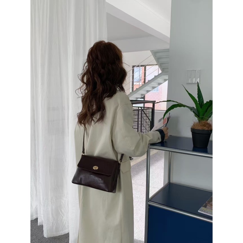 MiaoMiao Korea 絕美復古風💝 復古金釦油蠟皮方包 秋冬 東大門 正韓代購-細節圖4