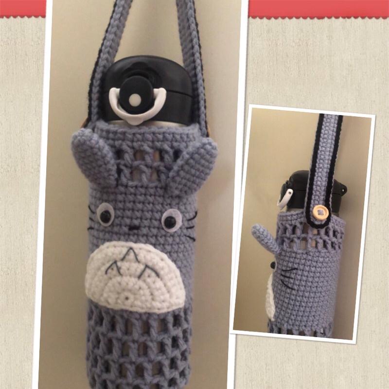 JoJo愛編織 飲料提袋 保溫杯提袋★屹耳 龍貓 Tata 維尼 蛋黃歌米奇★純手工 毛線編織 保溫瓶套 保溫杯套 杯套-細節圖3
