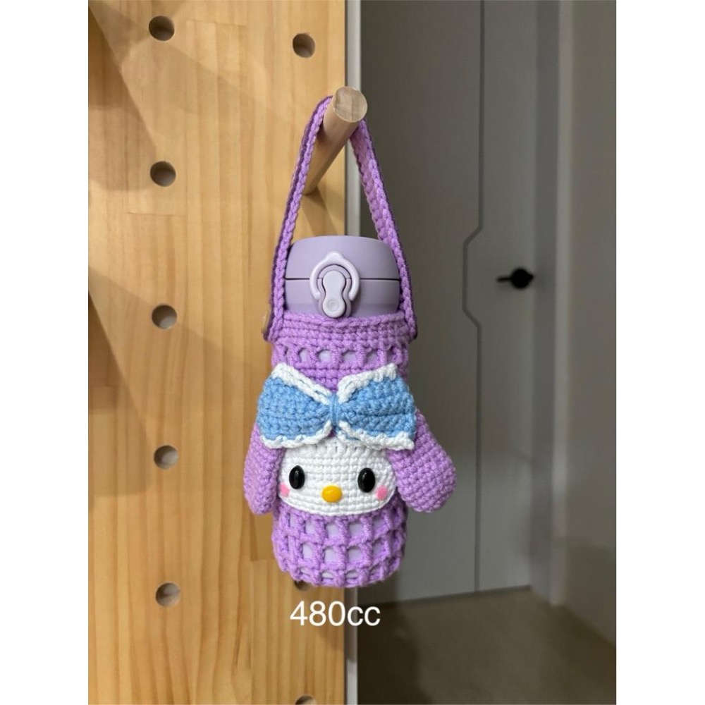 JoJo愛編織 飲料提袋 保溫杯提袋★屹耳 龍貓 Tata 維尼 蛋黃歌米奇★純手工 毛線編織 保溫瓶套 保溫杯套 杯套-細節圖9