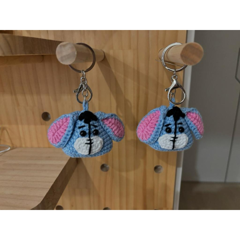 Jojo愛編織 毛線編織 熊抱哥吊飾鑰匙圈 屹耳包包掛件 三角款-細節圖4