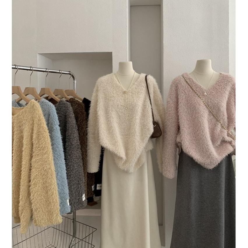 現貨 寬鬆百搭 V領毛茸茸毛衣 字母貼布長袖上衣 *7色 | kukuta-細節圖3