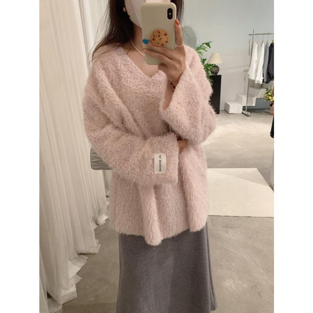 現貨 寬鬆百搭 V領毛茸茸毛衣 字母貼布長袖上衣 *7色 | kukuta-細節圖4
