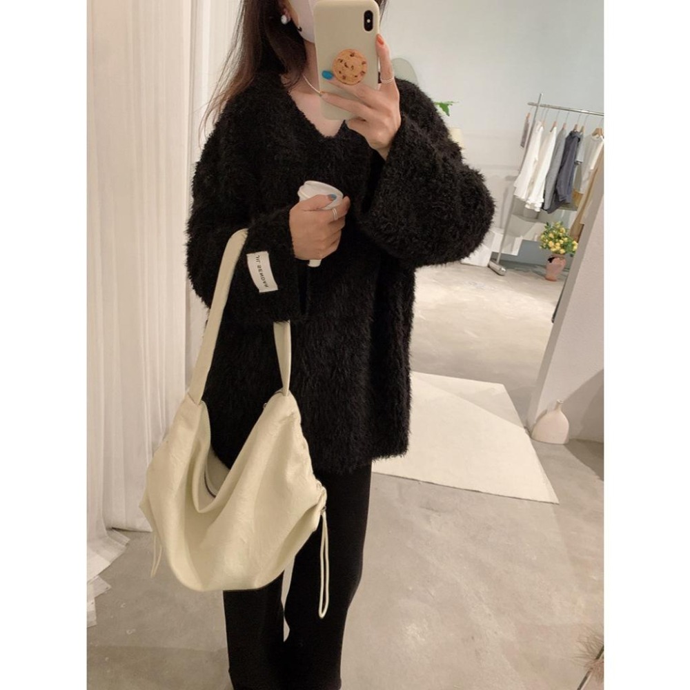 現貨 寬鬆百搭 V領毛茸茸毛衣 字母貼布長袖上衣 *7色 | kukuta-細節圖8