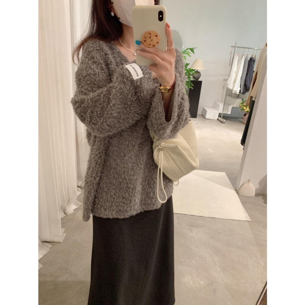 現貨 寬鬆百搭 V領毛茸茸毛衣 字母貼布長袖上衣 *7色 | kukuta-細節圖2