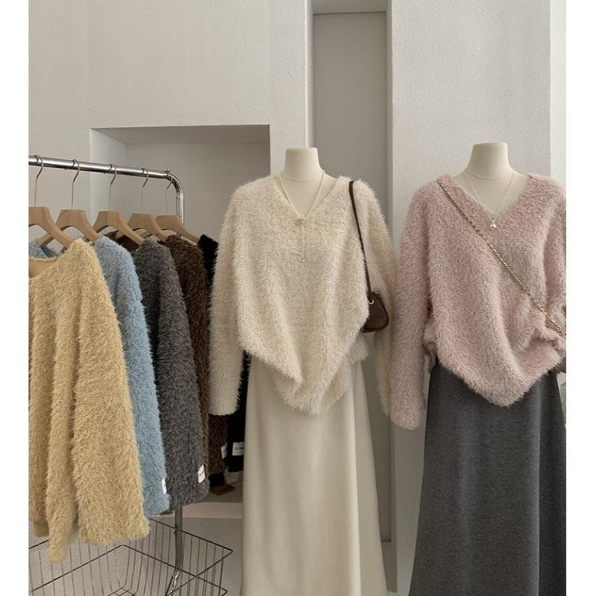 現貨 寬鬆百搭 V領毛茸茸毛衣 字母貼布長袖上衣 *7色 | kukuta-細節圖3