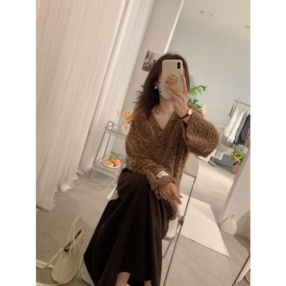 現貨 寬鬆百搭 V領毛茸茸毛衣 字母貼布長袖上衣 *7色 | kukuta-細節圖5