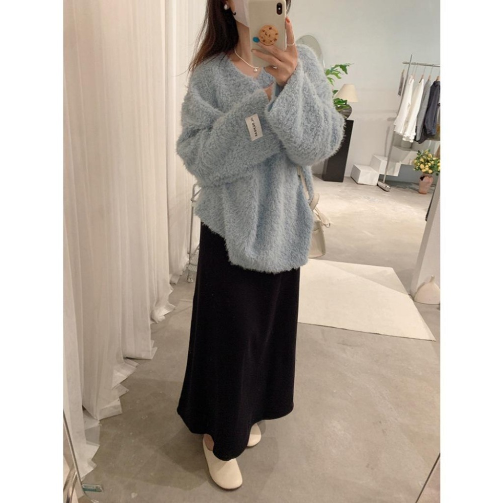 現貨 寬鬆百搭 V領毛茸茸毛衣 字母貼布長袖上衣 *7色 | kukuta-細節圖6