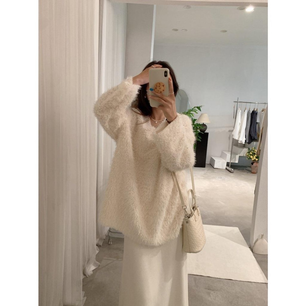 現貨 寬鬆百搭 V領毛茸茸毛衣 字母貼布長袖上衣 *7色 | kukuta-細節圖7