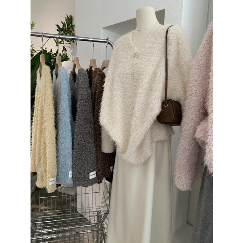 現貨 寬鬆百搭 V領毛茸茸毛衣 字母貼布長袖上衣 *7色 | kukuta-細節圖9