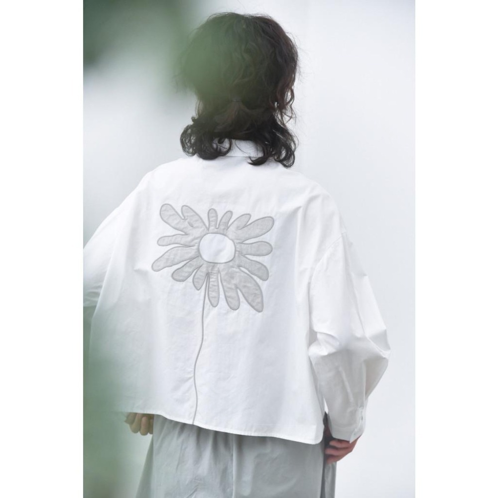 現+預 日系穿搭 撞色花朵貼布長袖襯衫 小眾設計文藝上衣 *3色 | kukuta-細節圖7