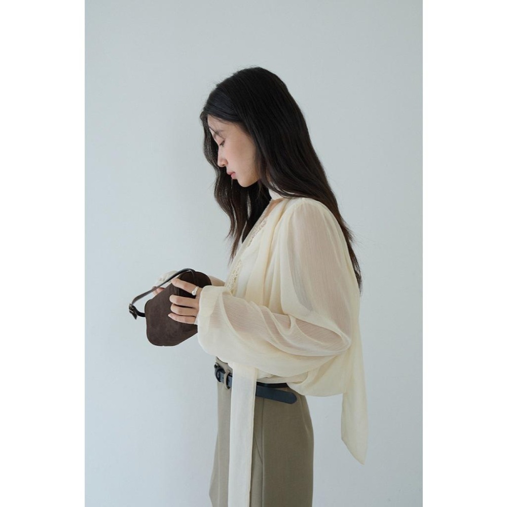 約會出遊 蕾絲V領飄帶上衣 短版氣質透膚襯衫 *2色 | kukuta-細節圖4