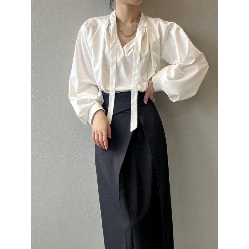 現+預 法式氣質V領系帶上衣*2色 | kukuta-細節圖2