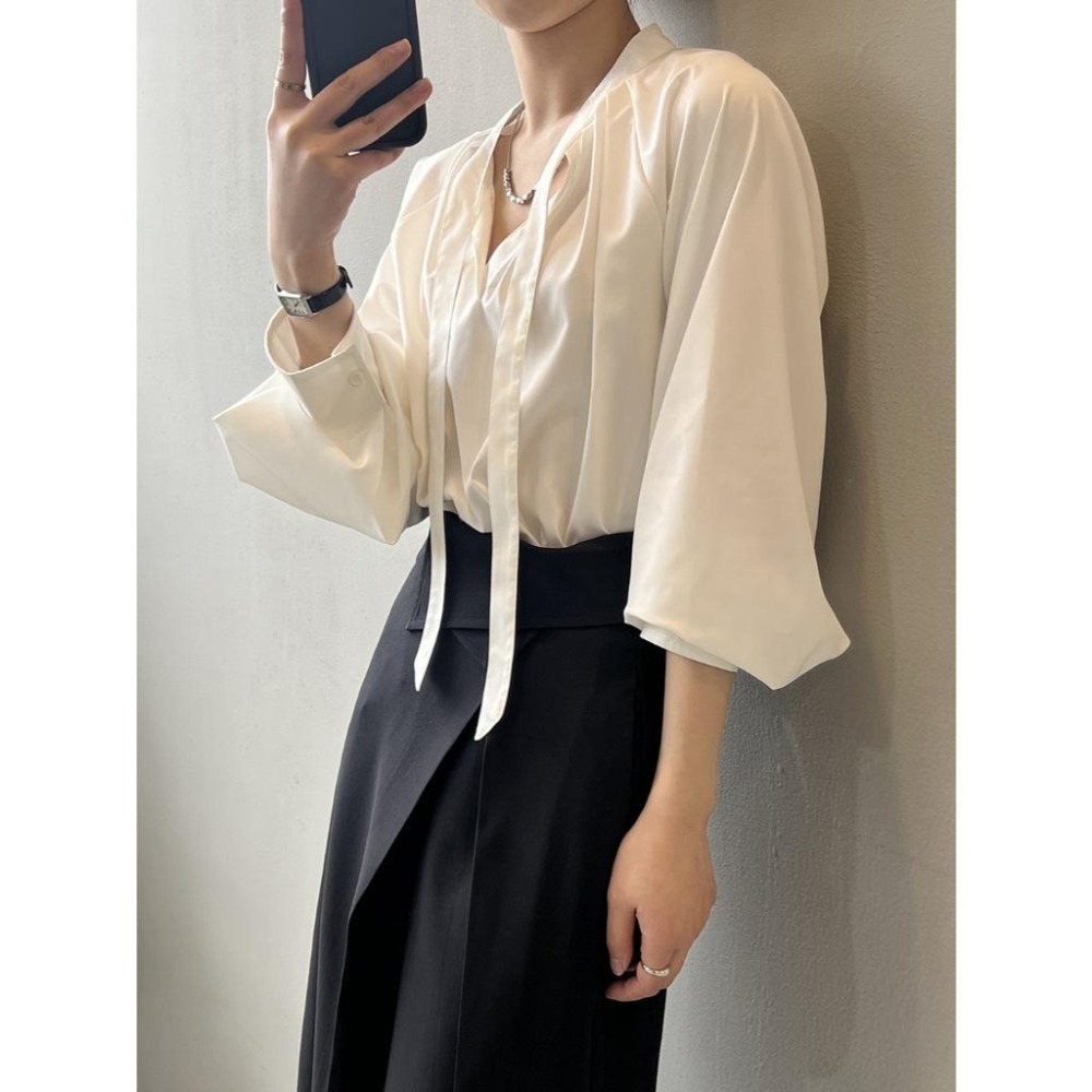 現+預 法式氣質V領系帶上衣*2色 | kukuta-細節圖4