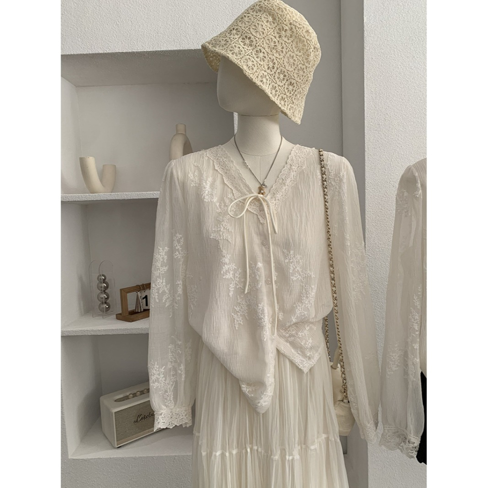 氣質百搭 V領蕾絲刺繡綁帶長袖上衣 *2色 | kukuta-細節圖2